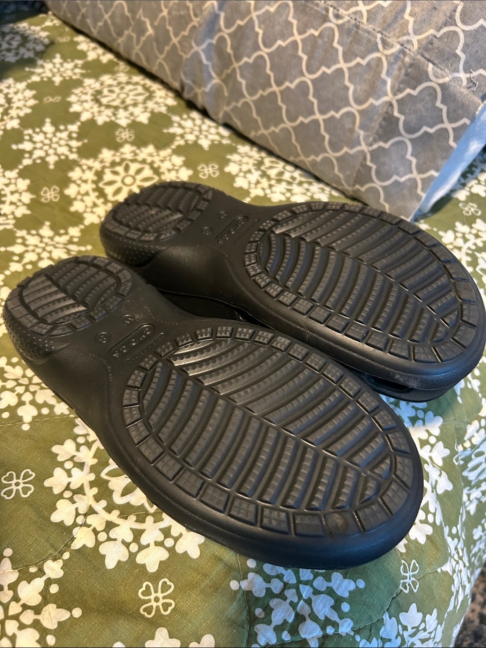 CROCS Classic Black Slip-On Clogs - Picture 2 of 2